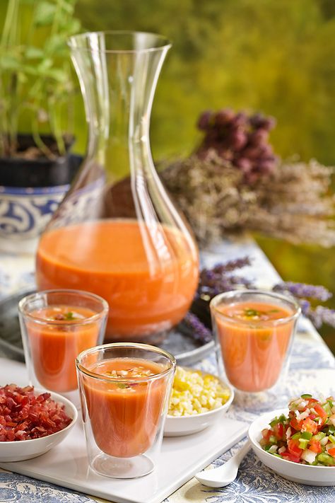 Authentic Gazpacho Recipe, Spanish Dinner, Gazpacho Soup, Gazpacho Recipe, Elegant Appetizers, Paella Recipe, Champagne Brunch, Going Vegetarian, Cold Soup