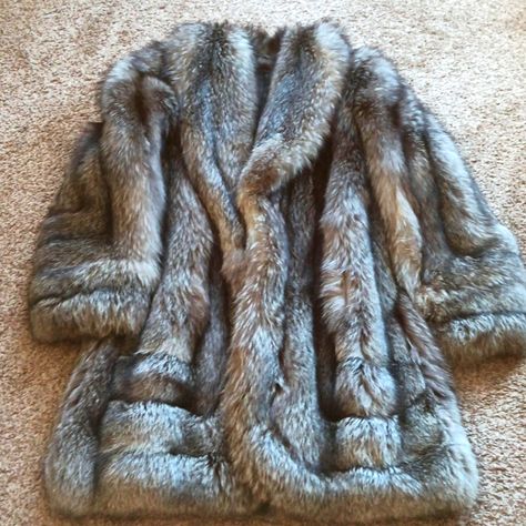 This Is Real Silver Fox Fur Coat! I Paid $200 To Ship It From Italy . Hand Made In Italy. There Is Only One No Other In This World Looking Like This. Never Worn Since I Am In The South . I Just Loved Collecting Beautiful Fur And Looking At It Though Never Worn Ever. It Is Quite Big On Me. It Will Look The Best Who Is A Size S-M. The Last Picture Is Showing The Loose Thread At The Lining Around The Shoulder. It Can Be Fixed Easily For $50 By A Professional. Arm:26 Shoulder:17 Fur Coat Aesthetic, Big Fur Coat, Clue Costume, Long Fur Coat, Long Faux Fur Coat, Real Fur Coat, Pink Handbags, Fox Fur Coat, Silver Fox