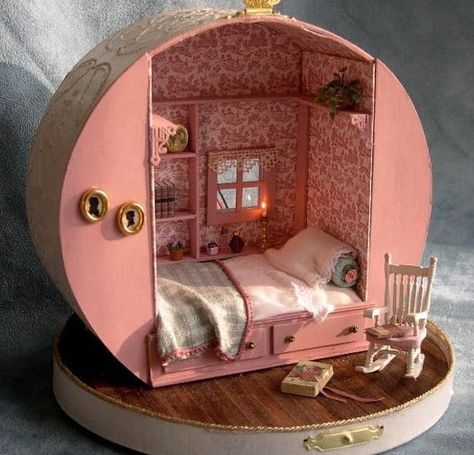 Miniature Room Boxes, Room Box Miniatures, Room Boxes, Mini Doll House, Doll House Crafts, Dollhouse Miniatures Diy, Dolls House Interiors, Miniature Rooms, Kraf Diy