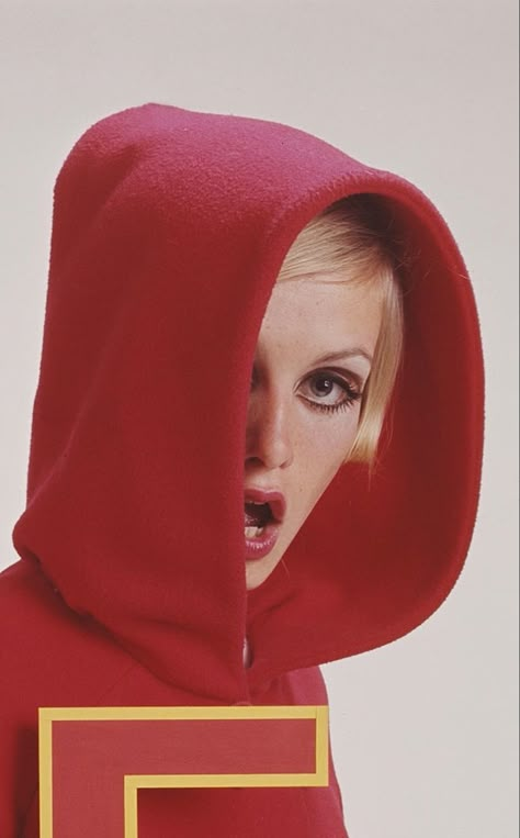 60s Mod Photoshoot, Twiggy Photoshoot, 1960s Editorial, Twiggy Model, 1960s Twiggy, Biba Fashion, Twiggy Makeup, Twiggy Fashion, Patti Hansen