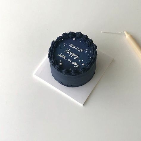 Mini Cake Designs For Men, Korean Cake Design For Men, Minimalist Cake For Boys, Minimalist Cake For Boyfriend, Simple Men Cake, Aesthetic Birthday Cake For Boyfriend, Minimalist Bday Cake For Men, Birthday Cake Korean For Men, Minimalist Cake For Men