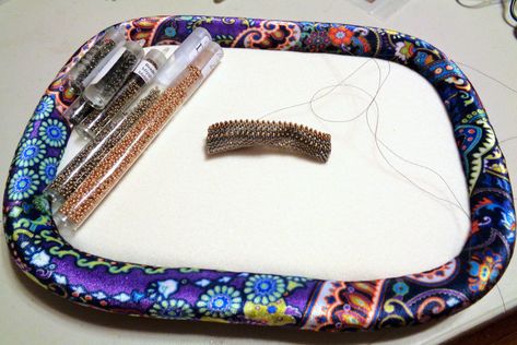 Beading Board, Bead Matted, Mat Ideas, Craft Workshop, Native Beading Patterns, Native Beading, Diy Beading, Bead Loom Pattern, Bracelets Tutorial