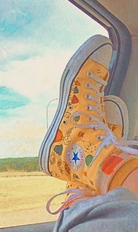 Yellow Converse Aesthetic, Converse And Socks, Converse Custom Art, Yellow Converse Outfit, Indie Converse, Converse Outfit Aesthetic, Shoe Doodles, Diy Converse, Chuck Taylor 70s