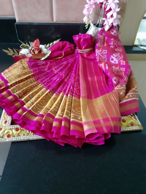 Saree Packing Ideas Wedding, Bride Hamper, Wedding Parcels, Chhab Decoration, Saree Packing, Tatto Designs, Wedding Packing, Wedding Packaging, Wedding Platters