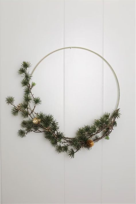 Holiday Gold and Pine Modern Christmas/winter/ Front Door Hoop - Etsy Canada Gold Hoop Wreath, Hoop Frame, Red Christmas Ornaments, Minimalist Christmas Decor, Winter Holiday Decorations, Modern Wreath, Statement Decor, Christmas Interiors, Large Wreath