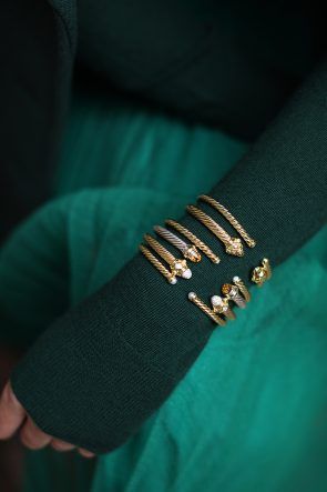 HOLIDAY STACKING // DAVID YURMAN Green Luxury Aesthetic, Emerald Aesthetic, Animal Crossing Cats, Lashes Business, Eclectic Outfits, Effortless Chic Style, Blair Eadie, True Summer, David Yurman Bracelet