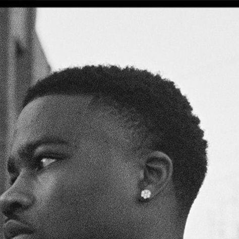 Roddy Ricch Hairstyle, Vhs Edits, Roddy Rich, Hair Twists Black, Roddy Ricch, Black Legends, Black And White Photo Wall, Minions Wallpaper, Rap Wallpaper