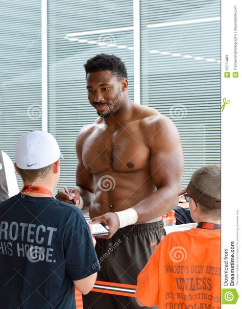 Miles Garrett, Myles Garrett, Dark Skin Men, Sports Design, Track And Field, Nfl Football, Tactical Gear, Body Positivity, Mens Fitness