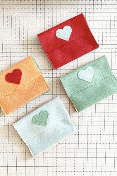 Create the perfect gift card holder to spice up any gift using the BERNINA Punchwork Tool! Find the full tutorial on the blog at weallsew.com. Diy Felt Envelope, Felt Envelope, Travel Sewing Kit, Travel Sewing, Gift Card Envelope, Pouch Tutorial, Pinking Shears, Heart Template, Quilting Rulers