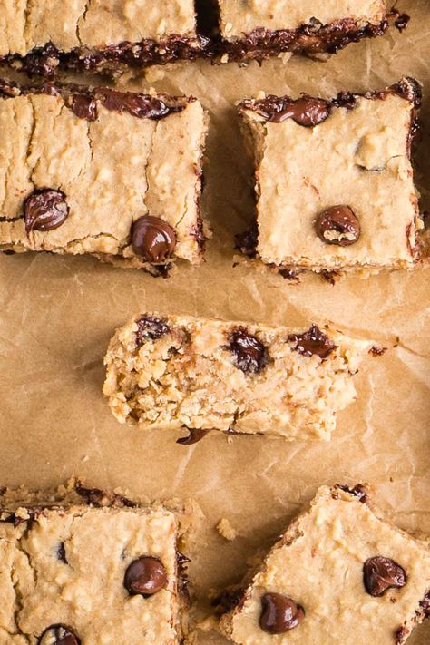 Squares of blondies with chocolate chips. Bean Blondies, Brownie Texture, Vegan Blondies, Vegan Chocolate Cookies, Vegan Bean, Chocolate Granola Bars, Healthy Chocolate Recipes, Healthy Pantry, Pantry Recipes