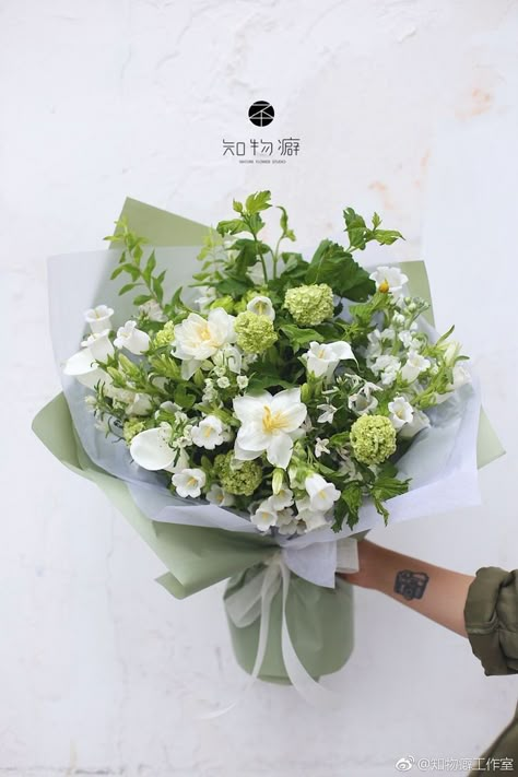 Flower Bouquet Green And White, White Green Flower Bouquet, White And Green Flower Bouquet, White Green Bouquet, Green And White Bouquet, White And Green Bouquet, White Flower Bouquet, Luxury Flower Bouquets, Garden Art Ideas