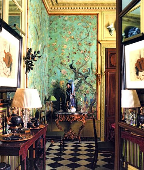 Chinoiserie: Pierre Bergé recalls that Yves Saint Laurent “preferred to travel in his imagination,” a journey undoubtedly made easier when surrounded by the finest of East meets West in Bergé’s Rue Bonaparte residence. Yves Saint Laurent Paris, Chinoiserie Style, Chinoiserie Wallpaper, Chinoiserie Chic, Bad Design, Paris Apartments, Saint Laurent Paris, Beautiful Interiors, Decoration Design