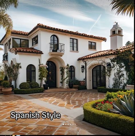 Spanish Mediterranean Homes Exterior, Modern Spanish Farmhouse, Mexican Style Homes, Spanish Mediterranean Homes, Mediterranean Homes Exterior, Dream House Aesthetic, Hacienda Style Homes, Bungalow Exterior, Mediterranean Architecture