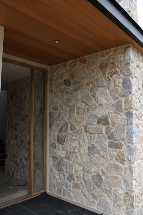 Exterior Rock On House, Stone House Facade, Stone Feature Wall Living Room, Outdoor Accent Wall, Facade Tiles, Wabi Sabi House, Front Porch Stone, Rock Tile, Natural Stone Cladding