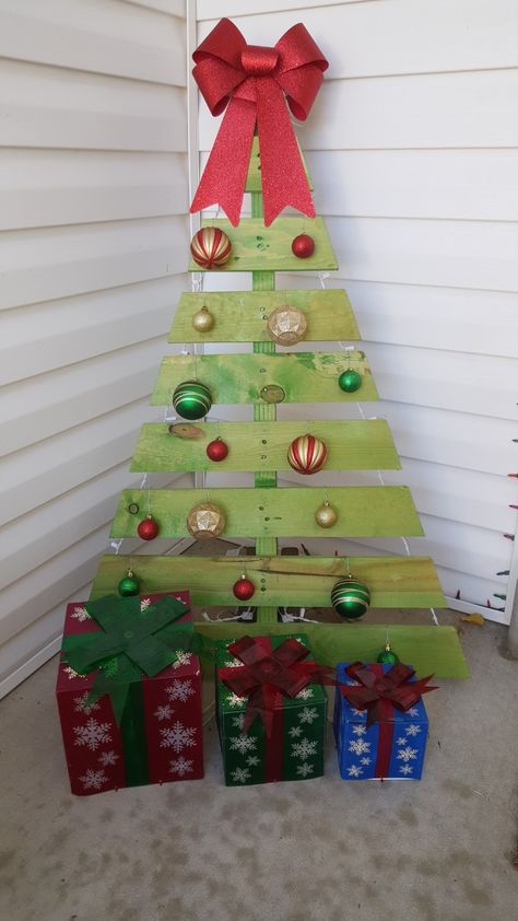 Palet Christmas Tree, Christmas Tree Pallet, Christmas Wooden Tree, Christmas Art Crafts, Pallet Wood Christmas Tree, Pallet Wood Christmas, Pallet Tree, Pallet Christmas Tree, Pallet Christmas