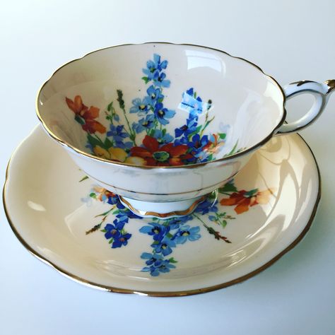 Paragon tea cup Paragon Tea Cup, Pretty Dishes, Pretty Tea Cups, Antique Tea Cups, Teapots And Cups, Vintage Teacups, Antique Tea, China Tea Cups, China Cups