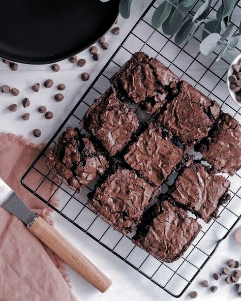 Brownie Aesthetic, Brownies Aesthetic, Brownie Photography, Food Photography Cake, Food And Beverage Photography, Food Photography Dessert, Food Flatlay, Baking Photography, Food Photography Tutorial