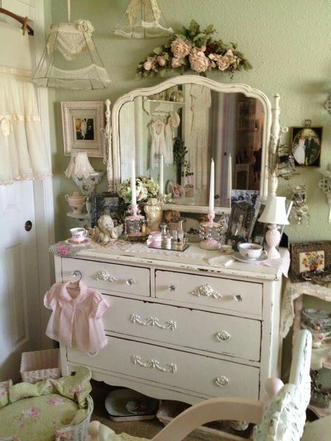 Daybed Bedroom Aesthetic, Coquette Dresser Aesthetic, Dresser Decor Vintage, Dollete Room Ideas, Dresser Inspo Bedroom, Coquette Dresser Decor, Dresser Aesthetic Decor, Pink Antique Bedroom, Dresser Coquette