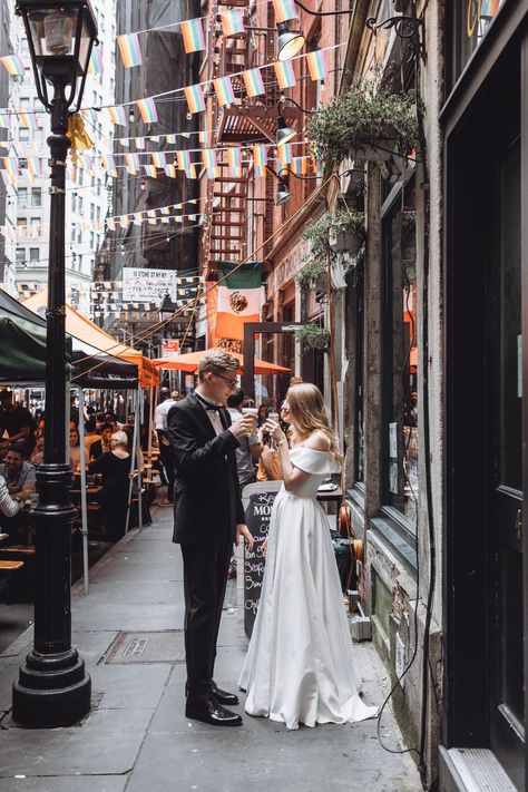 Alleyway Wedding Photos, New York Style Wedding, City Wedding Aesthetic, Elopement City, Urban Wedding Photography, Wedding Urban, Nyc Wedding Photos, City Wedding Photos, City Elopement