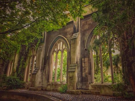 Monastery Aesthetic, St Dunstan In The East, Secret Garden Door, London Homes, Abandoned Churches, Great Fire Of London, Wall Climbing, Climbing Flowers, The Great Fire