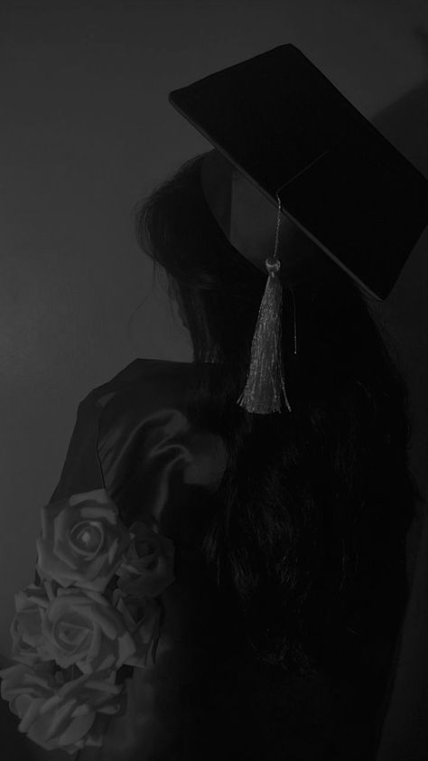 Aesthetic Graduation Pictures, Graduation Vibes, Graduate Ideas, Grad 2023, Grad Ideas, Graduation Picture, Army Girlfriend Pictures, Medical Background, Girlfriend Pictures