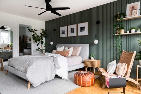 Janet Kwan - Interior & Lifestyle Photographer - Interior: Kē Design Collective (Slatted wall bedroom) Mid Century Modern Main Bedroom, Mcm Primary Bedroom, Green Mcm Bedroom, Green Accent Wall Bedroom Boho, Mcm Master Bedrooms Decor, Mcm Guest Bedroom, Mcm Bedroom Ideas, Boho Mid Century Modern Bedroom, Mcm Bedroom