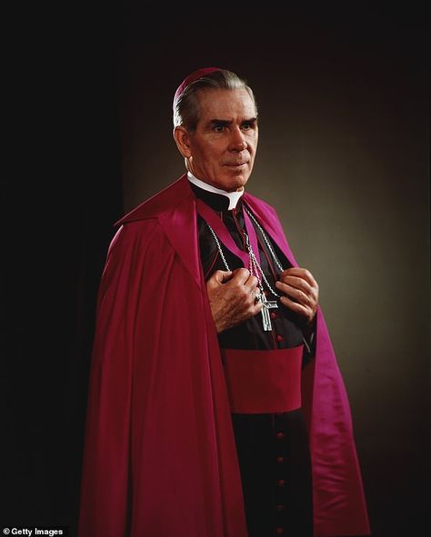 Archbishop Fulton Sheen, Crucifixion Art, Fulton Sheen, Traditional Catholicism, One Step Closer, Mary And Jesus, Farm Heroes, Catholic Faith, Inspirational People