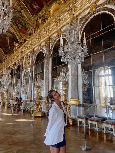 #parisaesthetic #iloveparis #paris #parispicsaesthetic #versailles #versaillesaesthetic #museumaesthetic #artaesthetic #friendsaesthetic Versailles Picture Ideas, Versailles Photoshoot, Versailles Photo Ideas, Louvre Outfit, Versailles Outfit, Versailles Aesthetic, Paris Versailles, Chateau Versailles, Honeymoon Photos