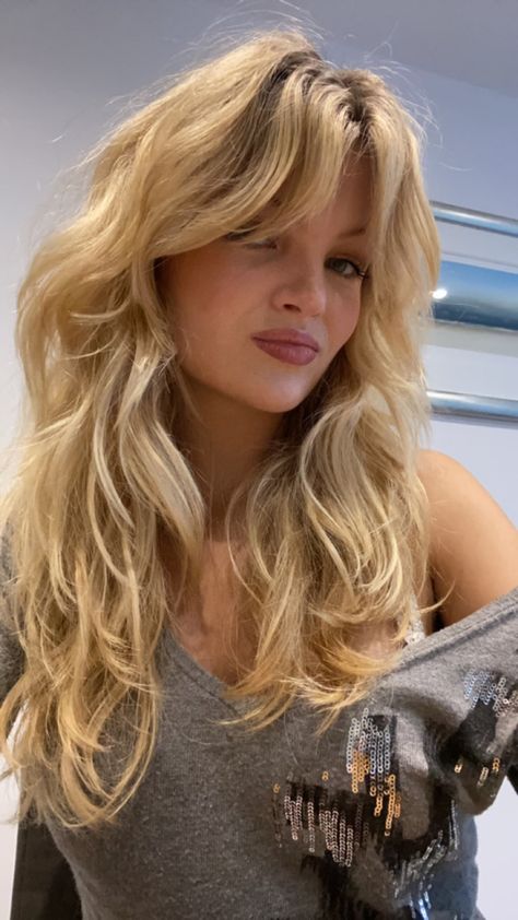 Italian Shag Haircut, Long Blonde Wavy Hair With Bangs, Stevie Nicks Bangs, Layered Blonde Hair With Bangs, Long Blonde Shag, Rock Chic Hairstyles, 70s Haircuts For Long Hair, Blonde Shaggy Hair, Shaggy Bangs Long Hair