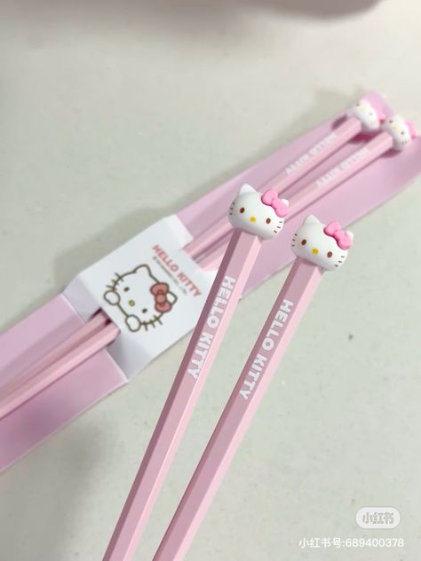 𖦁ׅ ࣪ ׂ cute aesthetic xiaohongshu sanrio hello kitty chopsticks !! ៵ 🐇 ࣪ ִֶָ ⋆ Hello Kitty Chopsticks, Aesthetic Chopsticks, Sanrio Chopsticks, Kawaii Chopsticks, Chopsticks Aesthetic, Sanrio Gifts, Cute Chopsticks, Summer Fashion Dresses Casual, Hello Kitty Gifts