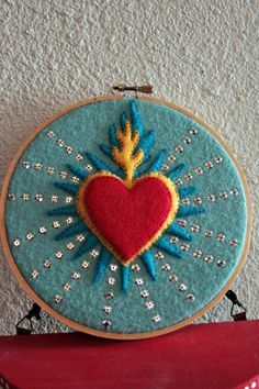 Sacred Heart Art, Catholic Crafts, Mexican Crafts, Felt Embroidery, 자수 디자인, Embroidered Heart, Home Inspiration, Mexican Art, Embroidery Ideas