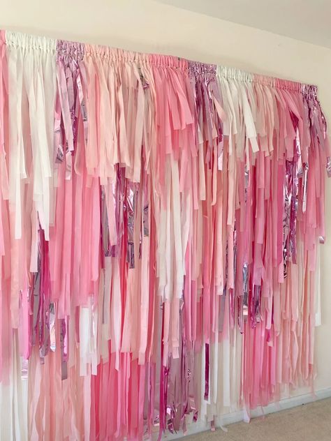 White Party Backdrop, Pink And White Party, Paw Party, Backdrop For Birthday, Streamer Backdrop, Barbie Bridal, Fringe Backdrops, Pink Backdrop, Barbie Theme