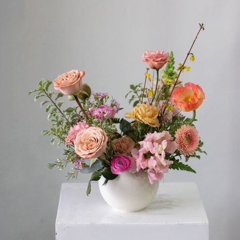 Small Spring Floral Arrangements, Bowl Vase Centerpiece, Small Centrepiece, Bowl Of Flowers, Summer Flower Arrangements, Small Flower Arrangements, Small Centerpieces, Spring Colours, Garden Vases