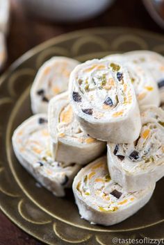 These bite-size Mexican Tortilla Rollups are an easy appetizer to share at a party. Roll up, refrigerate, slice and serve with salsa! Easy Rollups, Mexican Roll Ups, Tortilla Rollups, Cream Cheese Pinwheels, Mexican Tortilla, Best Party Appetizers, Cheese Pinwheels, Gluten Free Puff Pastry, Mexican Appetizers