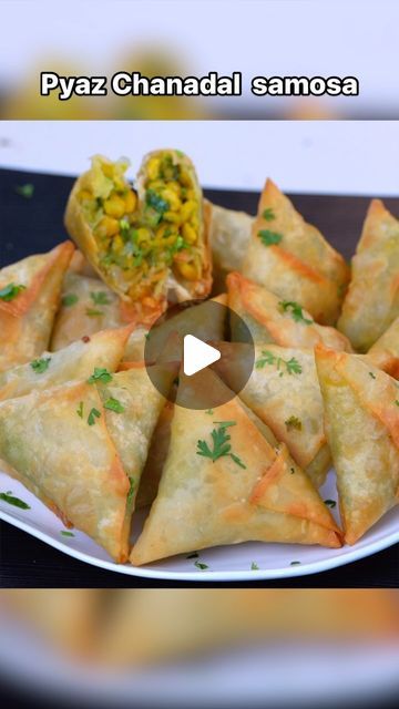 Onion Samosa Recipe Indian, Vegetable Samosa Recipe Indian, Samosa Aesthetic, Samosa Recipe Indian, Onion Samosa Recipe, Onion Samosa, Punjabi Samosa, Samosa Recipe, Recipe Indian