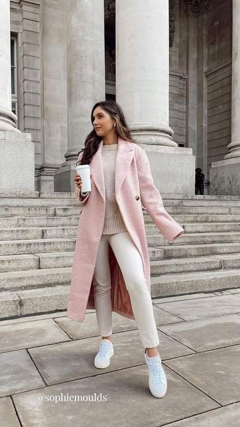 Pink Coat Outfit Winter, Pink Coat Outfit, Outfit Rosa, Winter Coat Outfits, Look Rose, Outfits For Fall, Look Formal, Date Outfit Casual, Printed Pleated Skirt