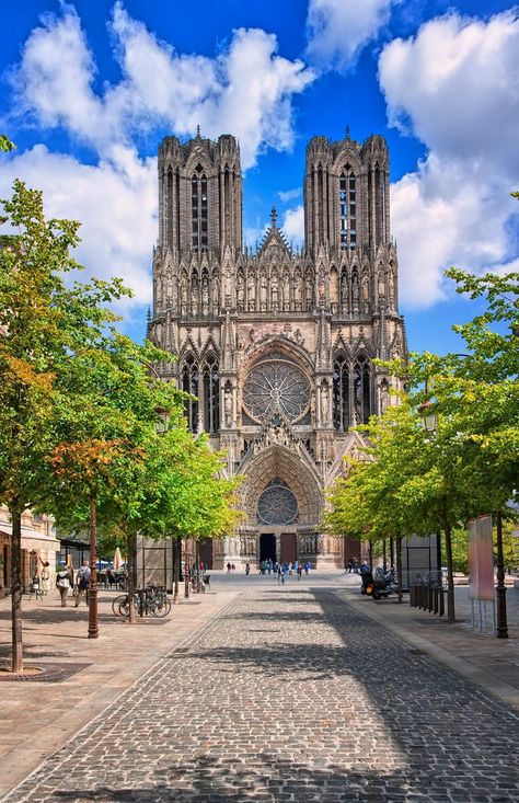 Reims Cathedral, European Bucket List, Reims France, European Architecture, Visit France, Countries To Visit, Gothic Architecture, Gorgeous View, Beautiful City