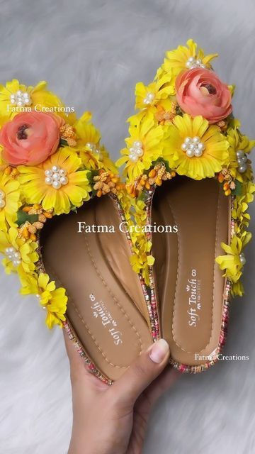 Haldi Footwear, Flower Dupatta For Bride, Haldi Accessories For Bride, Haldi Ornaments For Bride, Haldi Jewellery Bridal Flowers, Mirror Dupatta, Mehndi Decoration Ideas, Artificial Flower Jewellery, Haldi Jewellery