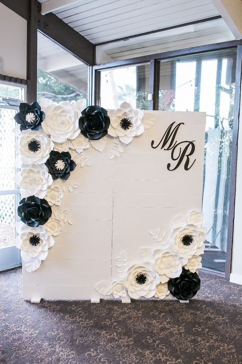 Photobooth backdrop Black And White Photo Backdrop, Homemade Backdrops, Photobooth Backdrop Ideas, Photobooth Design, Photobooth Decor, Photobooth Diy, Polaroid Photo Booths, Wedding Photo Booth Backdrop, Diy Wedding Photo Booth