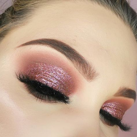 Bling bling 💕💫 Brow Rosegold Eyemakeup, Makeup Rose Gold, Gorgeous Eye Makeup, Makeup Rose, Pure Makeup, Oval Makeup Brush, Anti Aging Makeup, Evening Hairstyles, Eye Makeup Looks