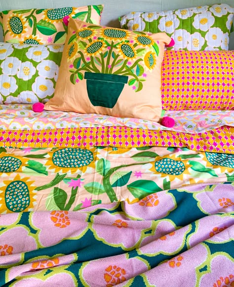 Maximalist Comforter, Maximalist Bedspread, Colorful Vintage Home, Bright Comforters, Maximalist Bedding, Checkered Floor Kitchen, Funky Bedding, Pastel Interior Design, Indian Room