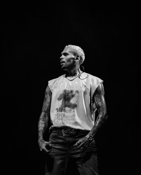 Chris Brown On Stage, Chris Brown Black And White, Chris Brown Aesthetic, Brown Aesthetics, Chris Brown Wallpaper, Brown Pictures, Chris Breezy, Chris Brown Pictures, Breezy Chris Brown