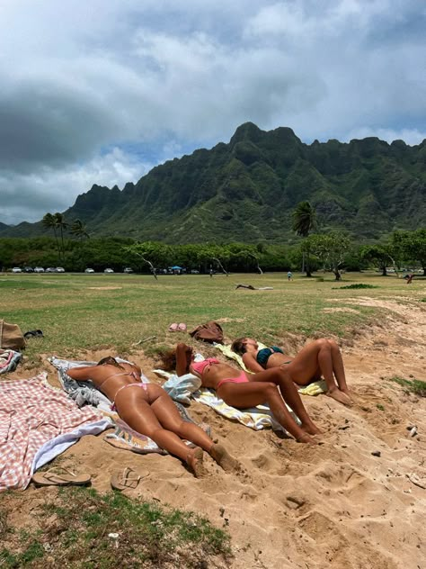 Friends tanning, scenic views, Oahu Hawaii, travel Moving To Hawaii, Friends Travel, Hawaii Life, Summer Goals, Summer Friends, Enjoy Summer, Gap Year, Summer Dream, Summer Photos