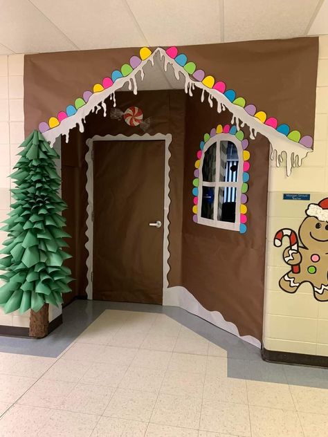 Inside Gingerbread House Ideas, Christmas Village School Hallway, Ginger Bread Classroom Door, Christmas Village Door Decorating, Gingerbread Hallway Decorations, Gingerbread Classroom Decorations, Christmas Photobooth Diy Backdrop Ideas, Gingerbread House Door Decorations, Christmas Hallway Decorations School