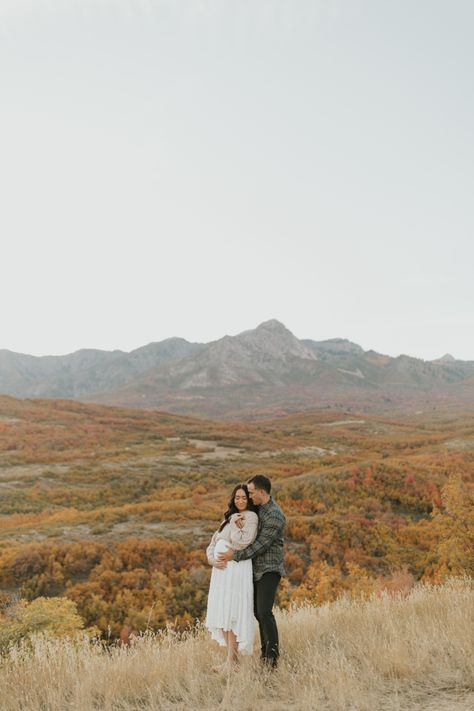 Maternity Photos Outside Fall, Fall Leaves Maternity Photos, Hiking Maternity Photos, Maternity Photography Autumn, Fall Family Maternity Photos, Fall Maternity Photoshoot Outfits, Artsy Maternity Photos, Autumn Maternity Shoot, Fall Maternity Photoshoot