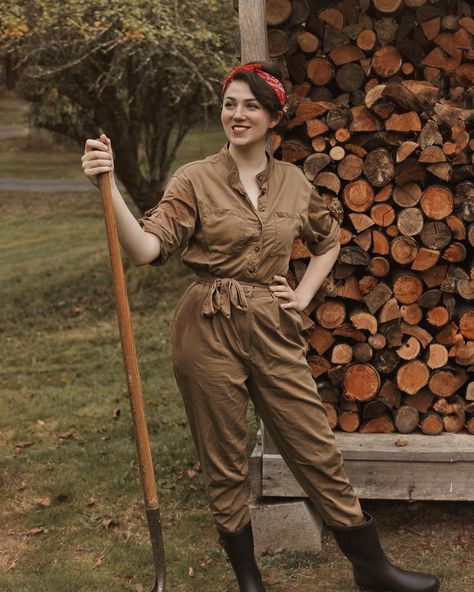 𝑩𝒆𝒕𝒉𝒂𝒏𝒚 | 𝑽𝒊𝒏𝒕𝒂𝒈𝒆 𝑬𝒏𝒕𝒉𝒖𝒔𝒊𝒂𝒔𝒕 🤍 | Today’s post, inspired by the Women’s Land Army and factory workers in the early 1940s. During the war, there was actually Rosie the… | Instagram 1940s Army Woman, Evie Clark, Women's Land Army, Ww2 Women, Wwii Women, Army Girls, Land Girls, Anatomy Sketches, Army Girl