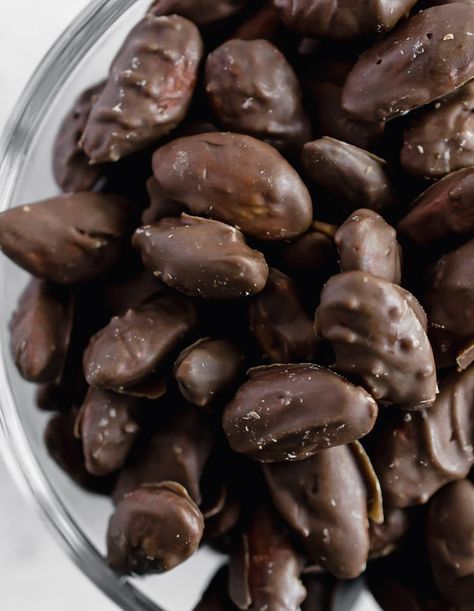 Chocolate Covered Almonds - fitandfull.ca Chocolate Covered Almonds, Chocolate Coating, Chocolate Almonds, Easy Chocolate, Chocolate Covered, Melting Chocolate, Vegan Gluten Free, Vegan Vegetarian, Chocolate Chip