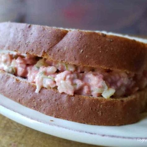 Ground Bologna Sandwich Spread - Eat Travel Life Bologna Sandwich Spread, Sandwich Spread Recipes, Sandwich Spreads, Refrigerator Pickles Dill, Lunch Foods, Bologna Sandwich, Butter Crackers, Chicken Ham, Strawberry Drinks