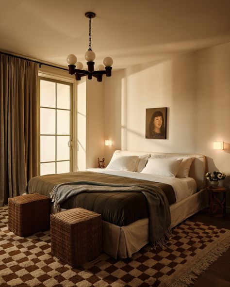 Spanish Organic Modern, Modern Spanish Style Bedroom, Moody Guest Room, Modern Spanish Bedroom, Four Poster Bedroom Ideas, Spanish Revival Bedroom, Brooklyn Bedroom, Cozy Guest Bedroom, Spanish Bedroom