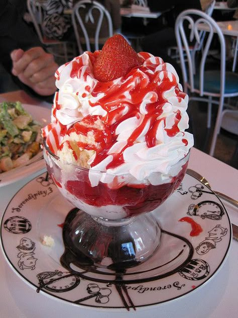 Serendipity 3, Milk Shakes, Food Drinks Dessert, Cute Desserts, Cooking Recipes Desserts, Sweet Desserts, Food Obsession, Cafe Food, Yummy Food Dessert